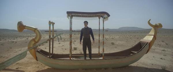 Bild 1 von 4: Darius (Louis Martino) hat mit der Barke die Wüste erreicht.
© ZDF/2023 Cottonwood Media/ZDF Studios  - Honorarfreie Verwendung gemäß AGB im redaktionellen Zusammenhang mit genannter Sendung bei Nennung \