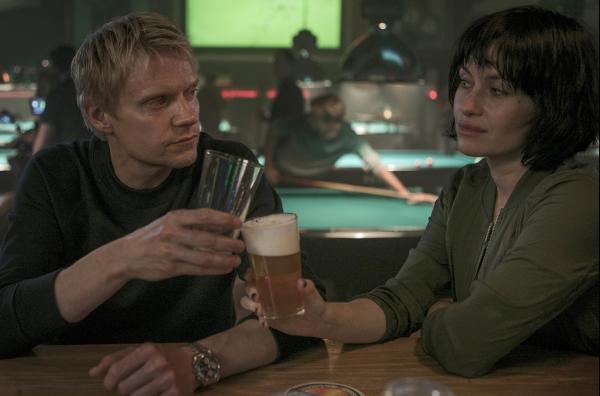 Bild 1 von 2: Ein gutes Ermittlerteam und gute Freunde: Kommissar Piet Van der Valk (Marc Warren) und Inspector Lucienne Hassel (Maimie McCoy)übernehmen einen Mordfall, der sich schon bald als überaus myste iös herausstellt.