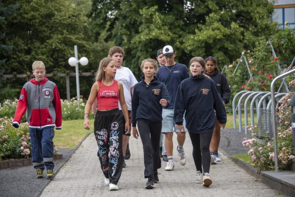 Bild 1 von 4: Die beiden Maries zusammen mit ihren Brüdern Felix und Julien machen sich auf den Weg mit ihrem ganzen Team.© SWR/Mingamedia Entertainment - Honorarfreie Verwendung gemäß AGB im redaktionellen Zusammenhang mit genannter Sendung bei Nennung \