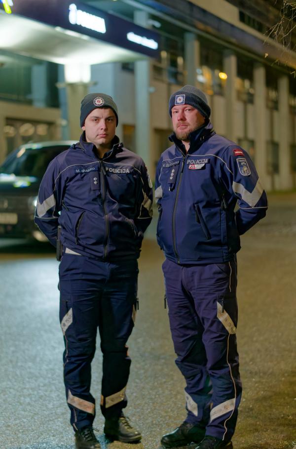 Bild 1 von 4: Der Verkehrspolizist Valerijs Zlotnikovs und sein Kollege Matiss Ananko führen nächtliche Alkoholkontrollen in Riga durch. Lettlands Straßen gehören zu den unsichersten in der EU.