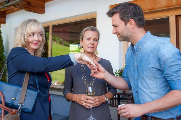 Bild 1 von 30: Im Bild (v.li.): Pamela Knaack (Carolin Schönberg), Andrea L?Arronge (Gräfin Schönberg), Jakob Seeböck (Lukas Roither).