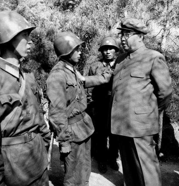 Bild 1 von 3: Nach der japanischen Besatzung schwingt sich Kim Il-Sung mithilfe der Sowjetunion zum Führer Nordkoreas auf.