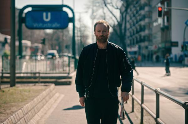 Bild 1 von 2: Ein Mann wird erschossen in einem Waldstück aufgefunden, Karow kennt den Toten, Maik Balthasar, aus Jugendzeiten und entdeckt, dass er ein verdeckter Ermittler war. Um herauszufinden, was geschehen ist, nimmt Karow Urlaub, zieht in Maiks Wohnung und wandelt auf seinen Spuren. - Robert Karow (Mark Waschke) zieht in Maiks Ermittlerwohnung im Wedding und wandelt auf seinen Spuren, um herauszufinden, was passiert ist.