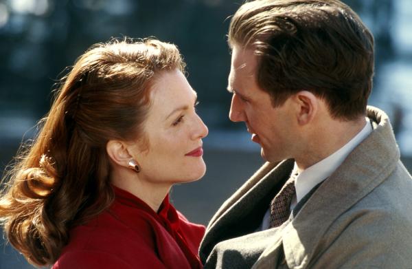 Bild 1 von 10: London 1939: Die verheiratete Sarah (Julianner Moore) und der allein lebende Schriftsteller Maurice Bendrix (Ralph Fiennes) beginnen eine leidenschaftliche Affäre.