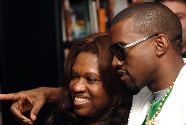 Bild 1 von 3: Rapper Kanye West mit seiner Mutter Donda in London im Jahr 2007