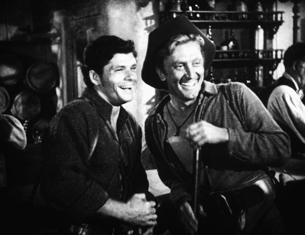 Bild 1 von 2: Die beiden Abenteurer Jim Deakins (Kirk Douglas, rechts) und Boone Caudill (Dewey Martin) begleiten französische Pelzhändler den Missouri hinauf bis zum Land der Schwarzfußindianer.