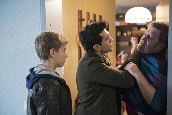 Bild 1 von 10: (v.l.n.r.) David Müller (Philip Noah Schwarz); Lenny Reinhard (Elyas M'Barek); Herr Petry (Jürgen Tonkel)