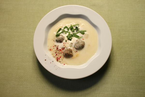 Bild 1 von 13: Die Vorspeise: Spargelsuppe mit Bärlauchbratwurst-Klößchen.