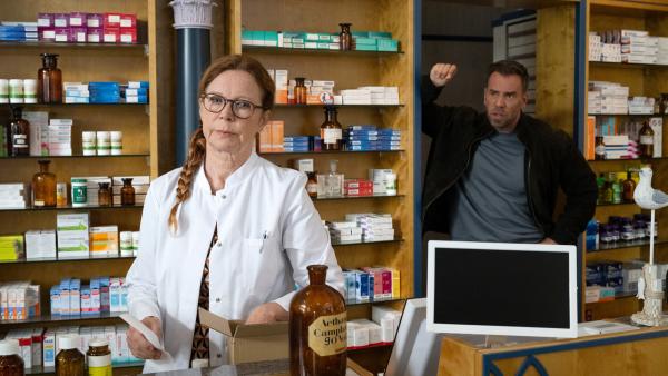 Bild 1 von 5: Astrid Engel (Marion Kracht, l.), die langjährige Angestellte des Toten, kennt sich als Pharmazeutin bestens mit Giften aus. Zudem hatte sie ein angespanntes Verhältnis zu ihrem Chef. Für Kriminalhauptkommissar Lars Pöhlmann (Dominic Boeer, r.) ist sie verdächtig.