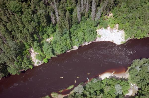 Bild 1 von 5: Sanfter Tourismus ist in Teilen des Nationalparks erlaubt. Kanutouren auf der Gauja bieten ein atemberaubendes Naturerlebnis.