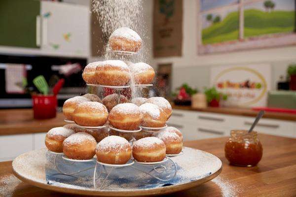 Bild 1 von 11: Im Bild: Krapfen mit Marillenmarmelade und Vanillefüllung.