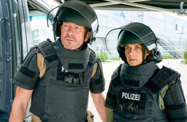Bild 1 von 1: Im Bild: Alexandra Schulz (Borglárka Horváth, r.) und Einsatzleiter Matthias Krämer (Martin Lindow, l.) beobachten entsetzt wie der Blindgänger explodiert.