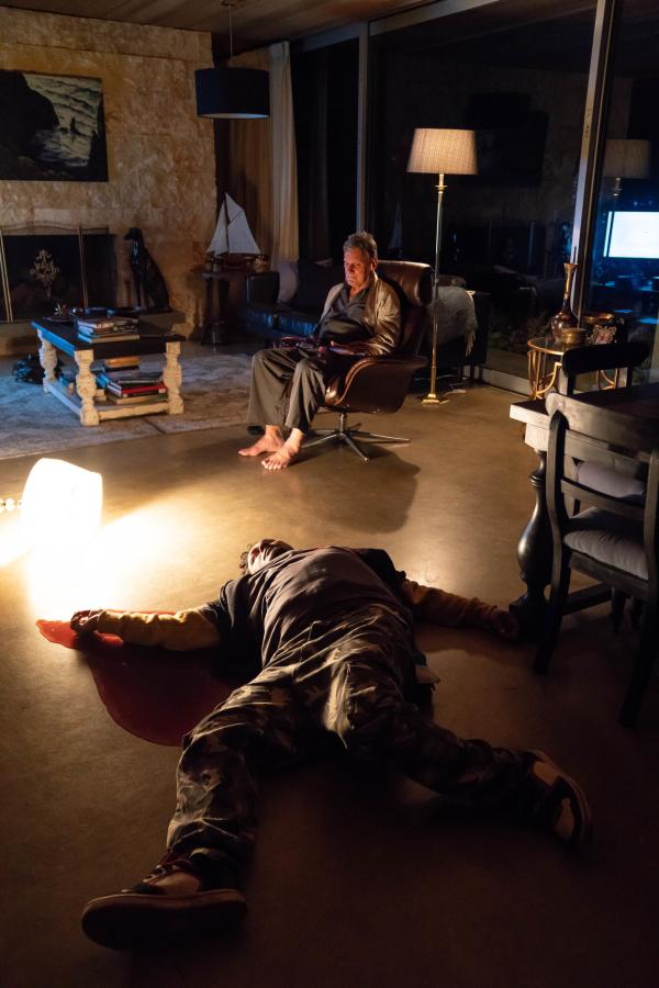 Bild 1 von 8: Der pensionierte Polizeichef Doug Bennington (Jeffrey Thomas, l.), der europäische Vorfahren hat, hat in seinem Haus den neuseeländischen Ureinwohner Hoani Casey (Kenneth Pure, r.) erschossen. Die Tat wird einen Konflikt entflammen lassen, der seit Jahrhunderten schwelt.