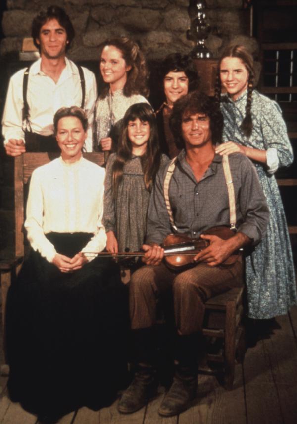 Bild 1 von 2: (v.l.n.r.) Adam Kendall (Linwood Boomer); Caroline Ingalls (Karen Grassle); Mary Ingalls (Melissa Sue Anderson); Carrie Ingalls (Lindsay Sidney Greenbush); Albert Quinn Ingalls (Matthew Labyorteaux); Charles Ingalls (Michael Landon); Laura Ingalls (Melissa Gilbert)