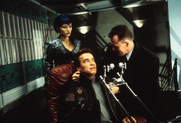 Bild 1 von 4: Marshall (Michael Rooker, r.) und die attraktive Killerin Talia (Sarah Wynter, l.) haben ihr Opfer Gibson (Arnold Schwarzenegger, M.) fest im Griff. Sie wollen verhindern, dass Gibson mit seinem Klon gesehen wird.