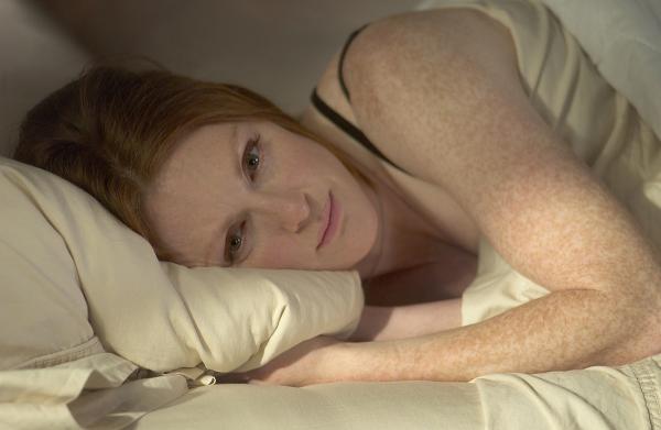 Bild 1 von 3: Telly Paretta (Julianne Moore) muss einen schweren Schicksalsschlag verarbeiten. Ihr Sohn starb bei einem Flugzeugunglück. Doch mysteriöse Umstände rund um den Unfall halten sie nachts wach.