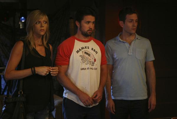 Bild 1 von 13: (v.l.n.r.) Dee Reynolds (Kaitlin Olson); Mac (Rob McElhenney); Dennis Reynolds (Glenn Howerton)