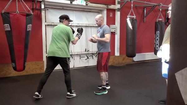 Bild 1 von 1: Carsten (li.) und Jean bereiten sich auf ihren anstehenden Boxkampf vor. Jung gegen Alt, Mittelgewicht gegen Schwergewicht. Trainer David (re.) nimmt die beiden Kampflustigen hart ran. Ob die Wette am Ende eine gute Idee war?
