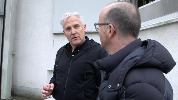 Bild 1 von 5: Der Sonnenofen sammelt Energie mit Spiegeln. Dr. Gerd Dibowski (links), Leiter der solaren Großanlagen am Deutschen Zentrum für Luft- und Raumfahrt in Köln, erhitzt damit Experimentierfelder auf über 2.500 Grad Celsius und kann Stahl zum Schmelzen bringen. Sonnenenergie für innovative Anwendungen in der Wissenschaft und in der Industrie. Ganz ohne Verbrennung fossiler Energieträger. Rechts: Moderator Karsten Schwanke.