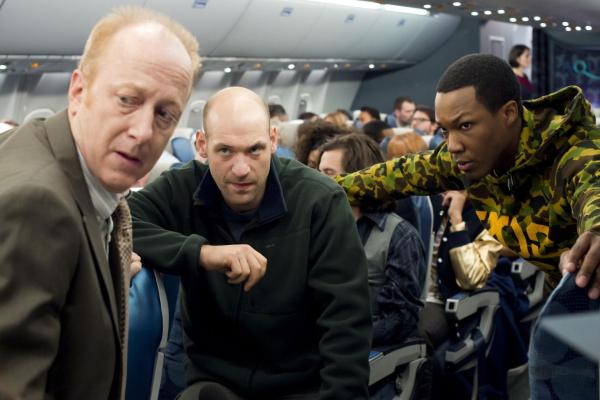 Bild 1 von 12: Bestätigt durch die Nachrichten ist für Austin Reilly (Corey Stoll, M.) die Sache klar: Der undurchschaubare Air-Marshall ist ein Entführer und damit eine Gefahr für alle Passagiere. Gemeinsam mit Charles (Frank Deal, l.) und Travis (Corey Hawkins, r.) macht er sich daran, Bill Marks aus dem Verkehr zu ziehen ...