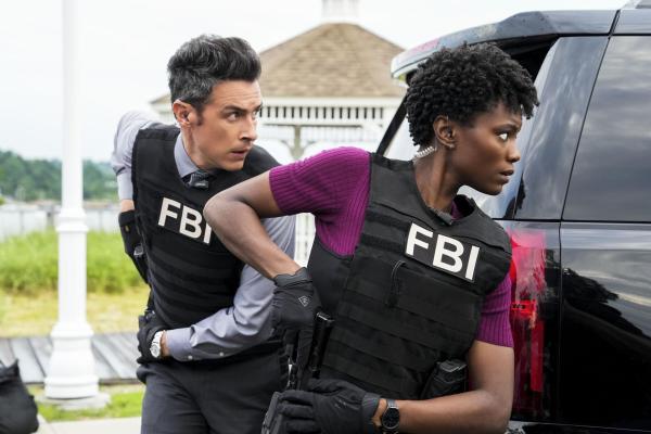 Bild 1 von 4: Special Agent Stuart Scola (John Boyd, l.); Special Agent Tiffany Wallace (Katherine Renee Kane, r.)