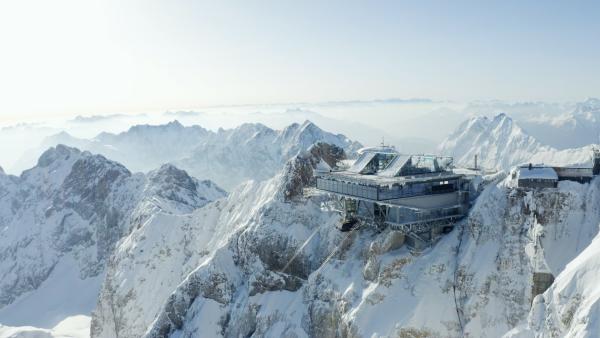 Bild 1 von 4: Mit der Luftseilbahn auf Deutschlands höchsten Berg. Die Seilbahn Zugspitze überwindet 1945 Höhenmeter und hat eine Gesamtlänge von 4.467 Metern.