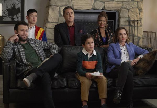 Bild 1 von 8: (v.l.n.r.) Will Cooper (Taran Killam); Miggy Park (Jake Choi); Douglas Fogerty (Brad Garrett); Graham D'Amato (Tyler Wladis); Poppy Banks (Kimrie Lewis); Angie D'Amato (Leighton Meester)