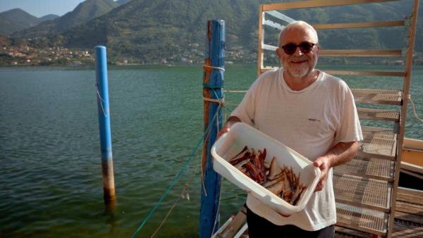 Bild 1 von 2: Fernando Soardi ist einer von 30 Berufsfischern am See. Er stammt aus dem Ort Carzano auf Monte Isola. Schon sein Urgroßvater war hier Fischer. Der Fischfang war über Jahrhunderte die wichtigste Lebensgrundlage der Insulaner.