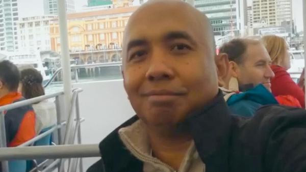Bild 1 von 8: Im Bild: Flugkapitän Zaharie Ahmad Shah gerät unter Verdacht, die Maschine absichtlich zum Absturz gebracht zu haben. Dafür spricht, dass die Kommunikationssysteme an Bord manuell ausgeschaltet wurden.