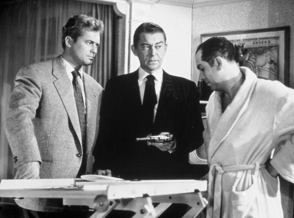 Bild 1 von 1: Die Diebe Jo (Carl Möhner, l.) und Mario (Robert Manuel, r.) planen mit dem gerade aus dem Gefängnis entlassenen Tony (Jean Servais, Mitte) erneut einen Coup. Diesmal geht es um Juwelen.