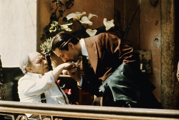 Bild 1 von 4: Don Francesco (Giuseppe Sillato, l.); Vito Corleone (Robert De Niro, r.)