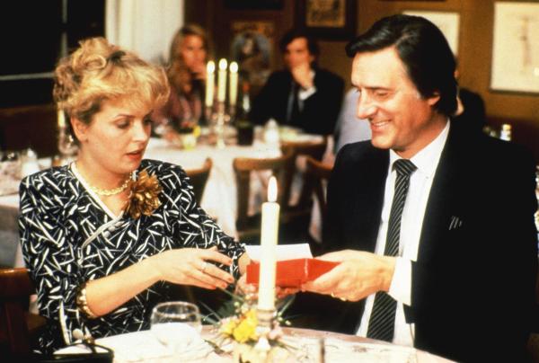 Bild 1 von 2: Im Bild: Gisela Schneeberger (Elli), Helmut Fischer (Monaco Franze).