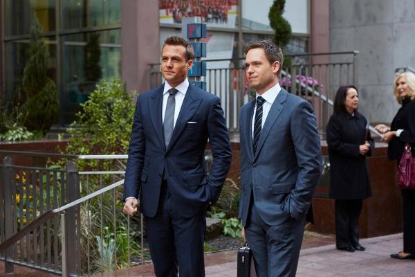 Bild 1 von 2: Harvey (Gabriel Macht, l.) rät Mike (Patrick J. Adams) zur Besonnenheit. Mike möchte Gerechtigkeit für seine Klientin, deren Familie durch ein Zugunglück starb.  Eine Klage gegen TriRail könnte die Kanzlei aber in eine schwierige Lage bringen.