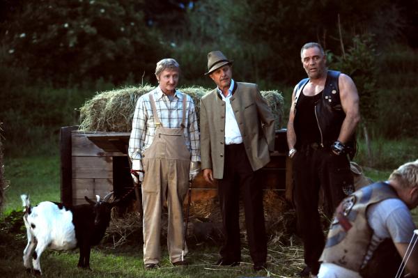Bild 1 von 9: Schattenhofer ist nicht begeistert, als die Rocker auf Xavers Wiese campieren. Von links: Xaver (Michael Schreiner), Lorenz Schattenhofer (Werner Rom) und Hagen (Thomas Born).