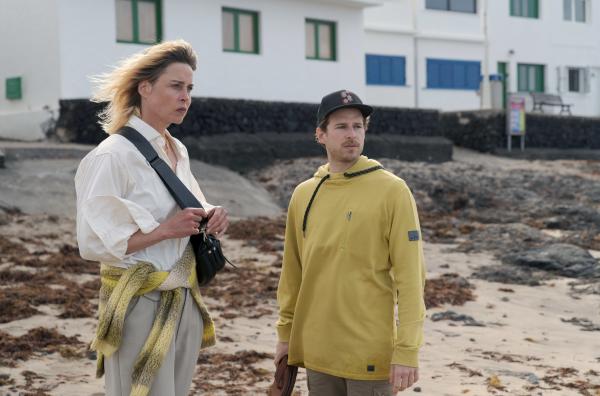 Bild 1 von 8: Nachdem sie aus der Klinik geflüchtet ist, bleibt Maret (Susanne Wolff) noch einige Zeit auf Lanzarote. Dort kommt sie Arnau (Álvaro Cervantes) näher.