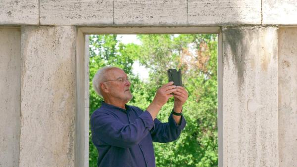 Bild 1 von 13: Im Bild: Valentin Oman auf Spurensuche beim Friedensmonument Ara Pacis Mundi in Medea.