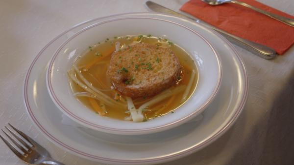 Bild 1 von 9: Weißbrot mit Hirn vom Schwein umhüllt, knusprig gebacken und in einer kräftigen Suppe serviert. Für viele ein Traum!