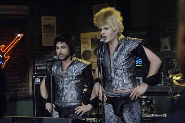 Bild 1 von 22: Eine neue Band soll die Stimmung in der Kneipe zum überkochen bringen. Doch Charlie (Charlie Day, l.) und Dennis (Glenn Howerton, r.) kommen mit ihrer Musik beim Publikum alles andere als gut an ...