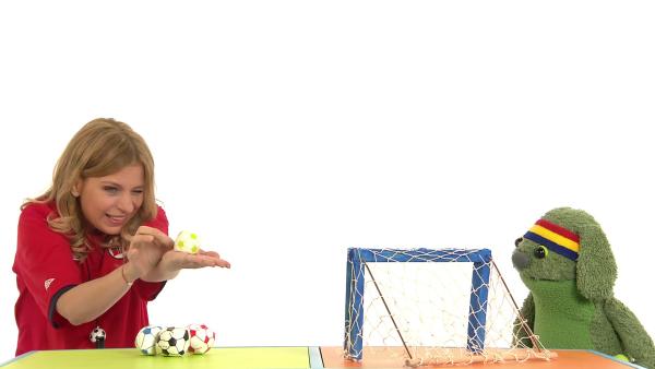Bild 1 von 4: Tanja versucht den Ball ins Tor zu bekommen.