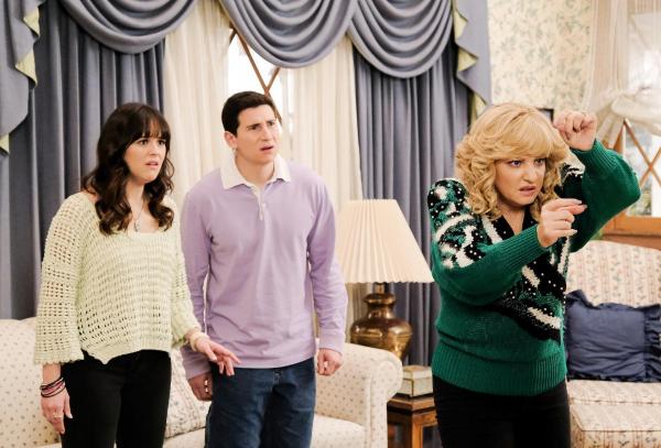 Bild 1 von 15: Im Bild (v.li.): Hayley Orrantia (Erica Goldberg), Sam Lerner (Geoff Schwartz), Mit Wendi McLendon-Covey (Beverly Goldberg).