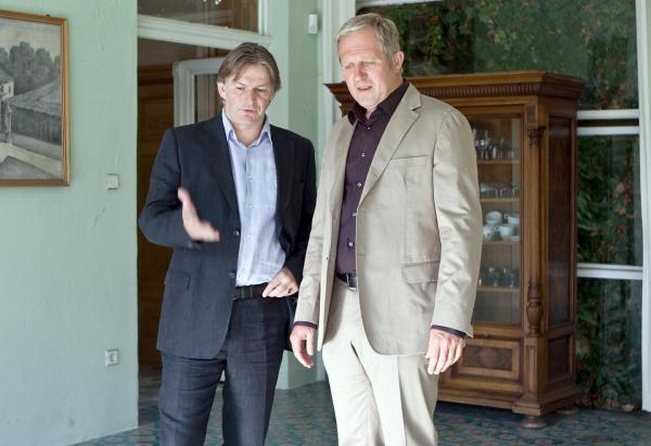 Bild 1 von 2: Im Bild (v.li.): Max Herbrechter (Andreas Koblenz), Harald Krassnitzer (Thomas Stickler).