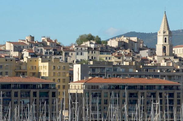 Bild 1 von 3: Marseille hatte der armenischen Familie des späteren Filmemachers Henri Verneuil in den 1920er Jahren Asyl gewährt. In den 1990er Jahren verarbeitete er die schwierige Integration der Eltern in seinen beiden letzten Filmen.