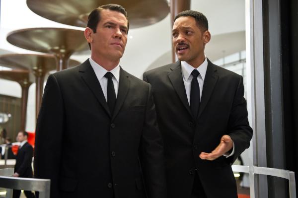 Bild 1 von 15: Agent J (Will Smith, r.) muss sich nach seiner Zeitreise im Jahr 1969 zurechtfinden. Er sucht seinen Partner: den jungen Agent K (Josh Brolin, l.). Doch als J versucht, ihm zu erklären, dass er aus der Zukunft kommt, lässt K ihn abblitzen.