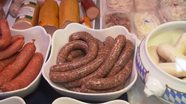 Bild 1 von 3: Der größte Fleischkonzern Europas kommt aus Deutschland. Zu Tönnies aus Rheda-Wiedenbrück, der einst aus einer Metzgerei hervorging, gehören zahlreiche Wurstfabriken.