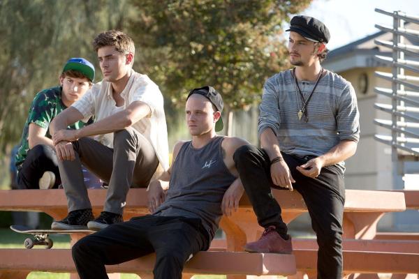 Bild 1 von 10: Die vier arbeitslosen Freunde Cole (Zac Efron, 2.v.l.), Mason (Jonny Weston, 2.v.r.), Ollie (Shiloh Fernandez, r.) und Squirrel (Alex Shaffer, l.) schlagen sie sich als Promoter einer Disco, mit kleineren Drogendeals und als Telefonisten eines Immobilienhais durch. Eines Tages erhält Cole eine einmalige Chance ...