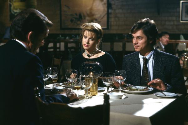 Bild 1 von 3: Ein vertrauliches Gespräch unter sechs Augen: Tenstaag (Gerhard Friedrich, l.), Chef der Möbel-Union, bietet dem jungen Rüdiger Wichert (Jochen Schroeder, r.) eine hochdotierte Stellung in seinem Unternehmen an. Uschi (Anja Schüte, M.) ist noch skeptisch und auch Rüdiger hat Bedenken, immerhin ist sein Vater Werkmeister in der Firma.