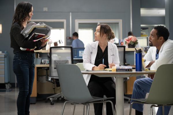 Bild 1 von 16: (v.l.n.r.) Dr. Mika Yasuda (Midori Francis); Dr. Jo Wilson (Camilla Luddington); Ben Warren (Jason George)