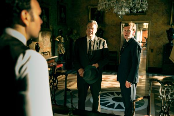 Bild 1 von 5: Fred Thursday (Roger Allam, M.) und Endeavour Morse (Shaun Evans, r.) befragen den Manager der Band Wildwood Ralph Spender (David Sturzaker, l.) zum Todesfalls von Brain Finch.
