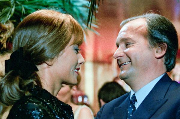 Bild 1 von 7: Charles (Michel Bouquet) führt seine Frau Hélène (Stéphane Audran) zu einem Tanzabend aus, um ihr eine Freude zu machen. Doch sie wirkt abwesend.