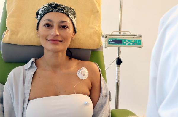 Bild 1 von 2: Liza Weber beim sechsten von insgesamt 18 Chemotherapie-Terminen